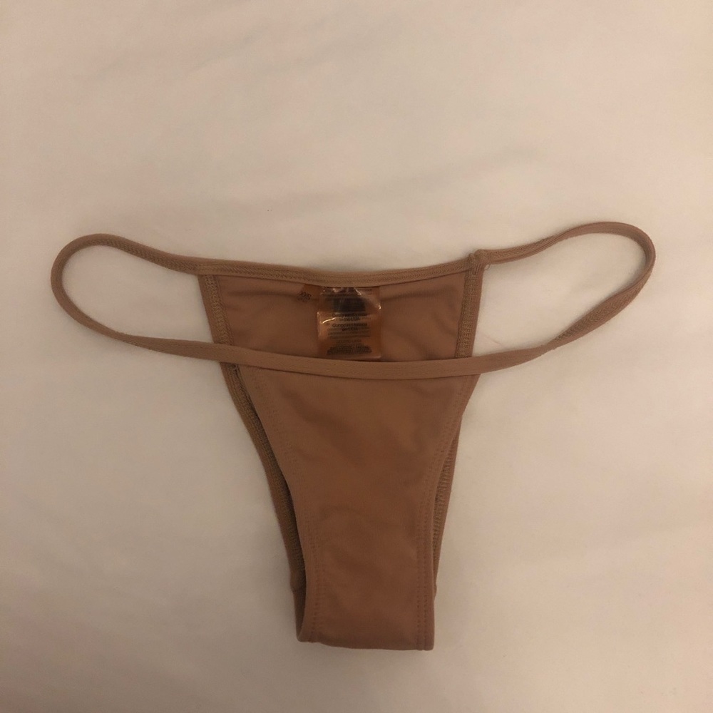 Minimale animale nude lucid bottoms